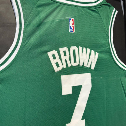 a basketball jersey with the number seven on it