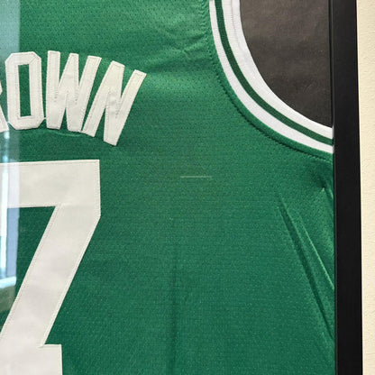 a green jersey with the number seven on it